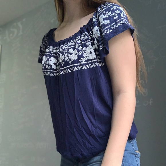 Blue and white patterned no shoulder tee - Picture 2 of 2
